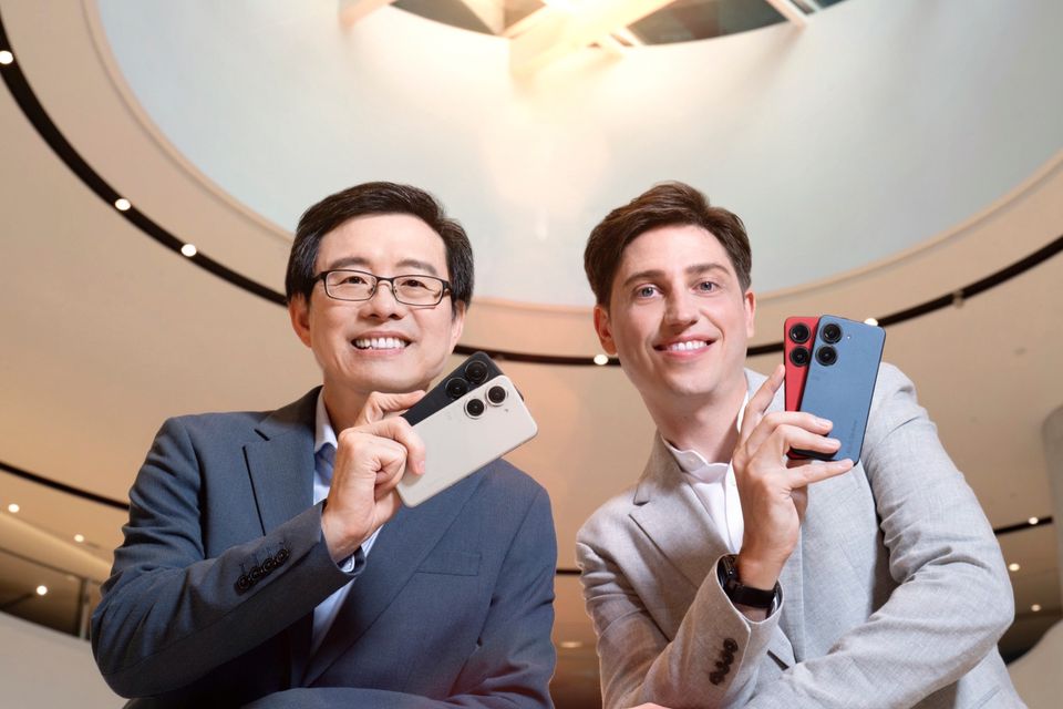 S.y. Hsu and Sascha Krohn Presents Zenfone 9 Virtual Launch Event 1